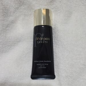 Clé de Peau Beauté Radiant Cream Foundation